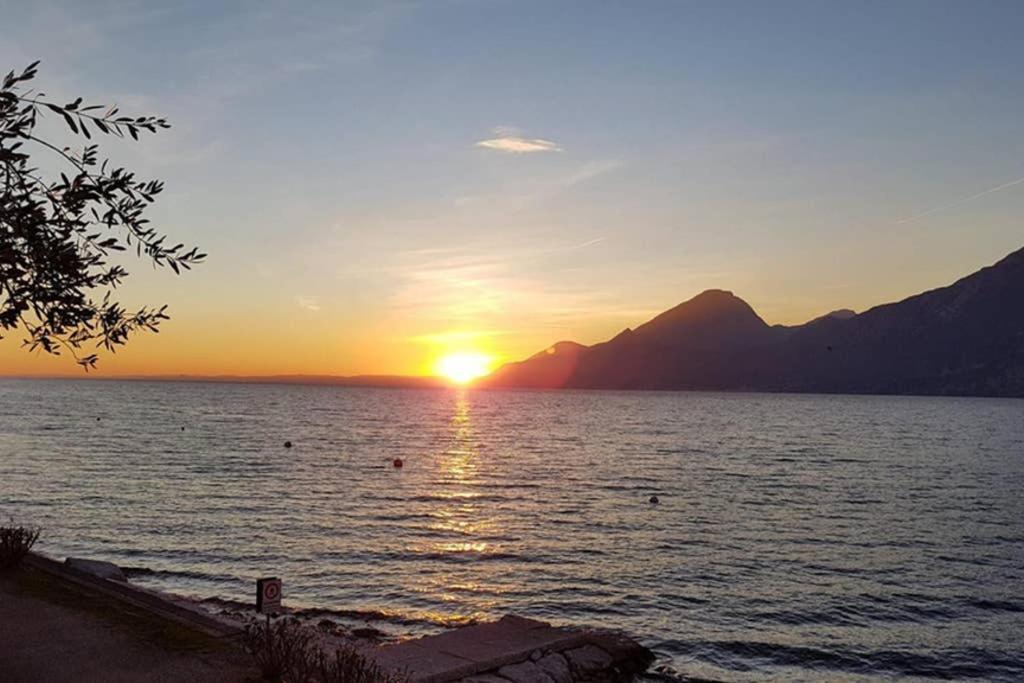 Villa Francesca-Grande Appartamento In Riva Al Lago Brenzone sul Garda Exteriör bild